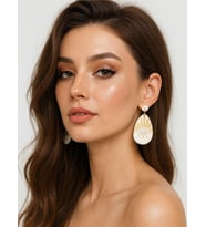 Eye Seri White Göz Temalı Sallantılı Beyaz Tasarım Küpe (Beyaz-Altın)