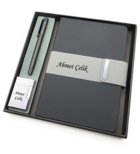 Signator® Codex  N228 Kişiye Özel Defterli Set - İsme Özel Siyah Kalem + İsme Özel Siyah Defter + İsme Özel Gümüş Çakmak  İsme Özel Kutusunda Hediyelik Set (Karışık)