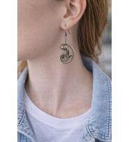 Spiral Chameleon – Bukalemun Figürlü Eskitme Gümüş Renk Sallantılı Küpe