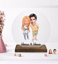 BK Gift Kişiye Özel Sevgililer Karikatürlü Yuvarlak Ahşap Standlı Biblo-98