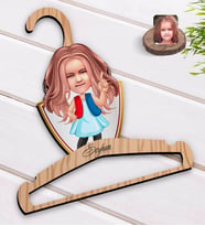 BK Gift Kişiye Özel Kız Çocuk Karikatürlü Standart Boy Ahşap Elbise Askısı-17