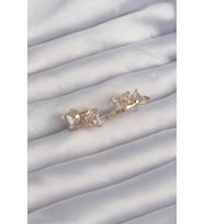 Pirinç Gold Renk İri Zirkon Taşlı Kıvrımlı Minimal Kelebekli Halka Küpe