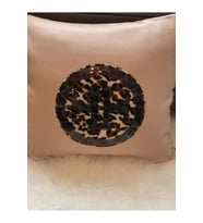 LEOPAR TÜYLÜ PUL PAYETLİ KIRLENT YASTIK KILIFI 40X40 (Krem)