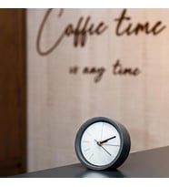 POLYTIME BETON SESSİZ MEKANİZMALI DEKORATİF ANALOG MASAÜSTÜ SAAT (Beyaz-Gri)