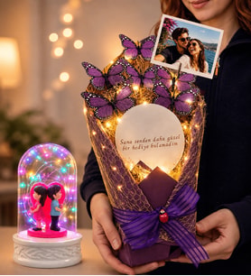 Kişiye Özel Fotoğraflı LED Işıklı Aynalı Mor Kelebek Buketi ve Renkli LED Işıklı Fanus (sırt sırta aşıklar)
