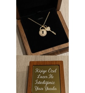 Kişiye Özel Ahşap Kutulu Zirkon Taşlı Kilit ve Anahtar Figürlü Gold Kolye