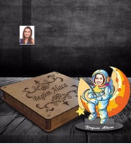 Kişiye Özel Uzay Karikatürlü Ahşap Biblo Kutulu Bayan-1