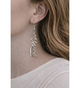 Soyut Yazı Formlu Metal Figür Küpe – Sallantılı Tasarım Küpe