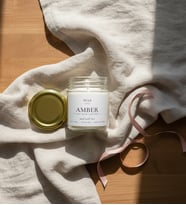 Amber Kokulu Cam Kavanoz Mum 140gr – Pamuk Fitil – Hediye Paketli, Cam Tüpte Kibrit Hediyeli, 25 Saat Yanma Süresi