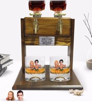 BK Gift Kişiye Özel Renkli Baskılı Sevgililer Karikatürlü İkili Viski Bardağı ve Çift Musluklu Doğal Ahşap Viski Standı-8 (Model 1)