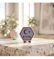 Göktürkçe TÜRK Yazılı Modern Masaüstü Aksesuarı, Kitaplık ve Raflar İçin Butik Parça 10x10 cm, Mor