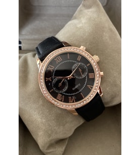 Siyah Deri Kordonlu Saat Kutusu İçinde Estetik Taş Detaylı Kadın Kol Saati Rose Gold Renk Kadınlara Saat Yıldönümü Özel Gün Doğum Günü İçin Sürpriz Hediye Eşinize Sevgiliye Ablaya Anneye Teyzeye Halaya Kız Kardeşe Çocuğa Hediye