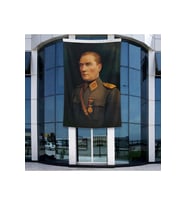 Üniformalı Gazi Mustafa Kemal Atatürk Poster Bayrak Raşel Kumal 4x6 metre ATA9