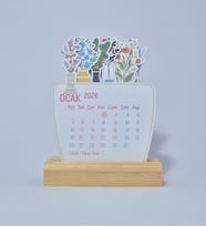 Çiçekli Masa Takvimi, Ahşap Standlı 2026 Yılı Masaüstü Mini Takvim 9x11 cm (Çok Renkli-Beyaz)