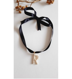 R HARF TARZ İNCİLİ KURDELA CHOKER KOLYE