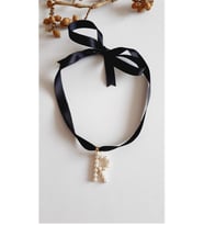 R HARF TARZ İNCİLİ KURDELA CHOKER KOLYE