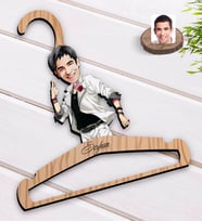 BK Gift Kişiye Özel Erkek Karikatürlü Standart Boy Ahşap Elbise Askısı-34