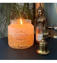 THE LITTLE NATURE 24K GOLD / ALTIN TOZU DETAYLI OUD KOKULU DEKORATİF MUM (Beyaz - Koyu Sarı)