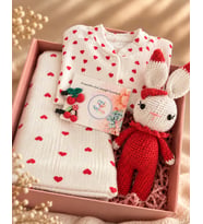 TubiBaby Kırmızı Kalpli Yenidoğan Hediye Seti – Battaniye, Tulum ve Amigurumi Tavşan