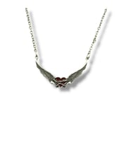 Angel Wings Kırmızı Kalp Figürlü Unisex Kolye – Tutku ve Koruma Sembolü (Gümüş)