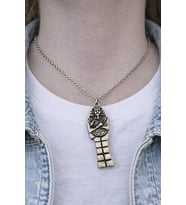 Phara Form Charm – Antik Figürlü Gümüş Renk Unisex Kolye (60 cm)