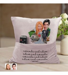 BK Gift Kişiye Özel Evleniyoruz Karikatür Tasarımlı Organizer Kumanda ve Atıştırmalık Cepli Pembe Kırlent Yastık-1 Arkadaşa Hediye, Cepli Yastık
