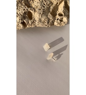 Sedefli Beyaz Renkli Küçük Kare Şekil Gold Aksesuarlı Epoksi Küpe El Yapımı Hediyelik