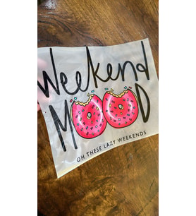 WEEKEND YAZILI DONAT ÜTÜ İLE YAPIŞAN GTRANSFER BASKI ARMA TİŞÖRT BASKI 24X20 CM