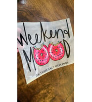 WEEKEND YAZILI DONAT ÜTÜ İLE YAPIŞAN GTRANSFER BASKI ARMA TİŞÖRT BASKI 24X20 CM