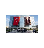 Takım Elbiseli Eli Cebinde Atatürk Bayrak ve Türk Bayrağı Premium Raşel Kumaş 2'li Set 10x15 metre ATA29