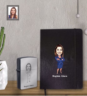 Kişiye Özel Yılbaşı Erkek Karikatürlü Siyah Defter Çakmak Hediye Seti Bayan-20 (Model 1)
