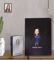 Kişiye Özel Yılbaşı Erkek Karikatürlü Siyah Defter Çakmak Hediye Seti Bayan-20 (Model 1)