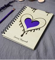 Kişiye Özel Kalp Desenli Ahşap Kapaklı Defter - Ajanda - İsme Özel - A5 60 Yaprak (120 SAYFA) Hediyelik (Mor)