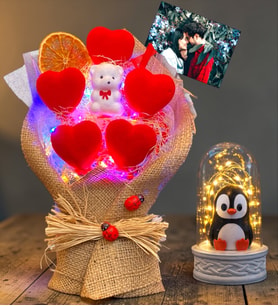 Fotoğraflı Renkli Led Işıklı Kalp Buketi ve Led Işıklı Penguenli Fanus