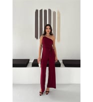 kadın bordo tek omuz aksesuar detaylı geniş paça kuşaklı tulum NBK4544