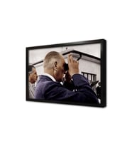 Atatürk Dürbünle Bakarken Çerçeveli Cam Tablo