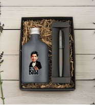 BK Gift Kişiye Özel The Baba Karikatürlü Antrasit Tasarım Cam Şişede Kolonya 200 ml ve Metal Roller Kalem ve Hediye Kutusu-1, Babaya Hediye, Babalar Günü Hediyeleri, Hediyelik Baskılı Kolonya