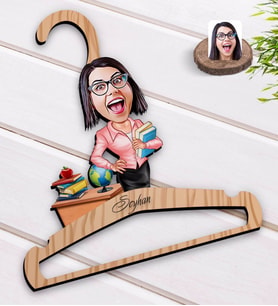 BK Gift Kişiye Özel Kadın Öğretmen Karikatürlü Standart Boy Ahşap Elbise Askısı-5