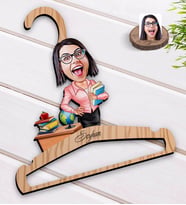 BK Gift Kişiye Özel Kadın Öğretmen Karikatürlü Standart Boy Ahşap Elbise Askısı-5