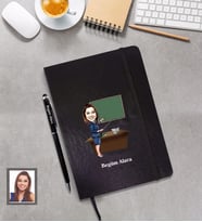 Kişiye Özel Öğretmen Karikatürlü  Siyah Defter Kalem Hediye Seti Bayan-18