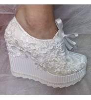 Berush Bride 540 Serisi  Dolgu Topuk Çiçek Güpürlü Gelinlik Ayakkabısı (Sedef)