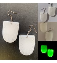 Oval Çerçeve Şekilli Beyaz Renkli Ebruli Gece Yeşil Neon Olan Parlak Küpe Epoksi El Yapımı Hediyelik