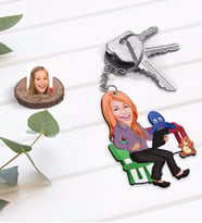 BK Gift Kişiye Özel Anaokulu Öğretmeni Karikatürlü Ahşap Anahtarlık-1 (Beyaz)