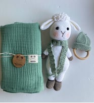Müslin örtü ve amigurumi kuzucuk-diş kaşıyıcı hediye seti