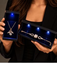 Işıklı Kutularında 925 Ayar Gümüş Set 100 Dilde Seni Seviyorum Sevgi Meleği Kolye ve Rose Baget Bileklik