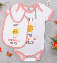 BK Kids Kişiye Özel Daddy's Little Sunshine Tasarımlı Pembe Bebek Body Zıbın ve Mama Önlüğü Hediye Seti