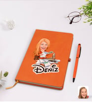 BK Gift Kişiye Özel Kadın Patron Karikatürlü Turuncu Termo Deri Defter Kalem Seti Model 6