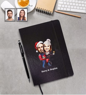 Kişiye Özel Yılbaşı Sevgili Karikatürlü Siyah Defter Kalem Hediye Seti Model-4