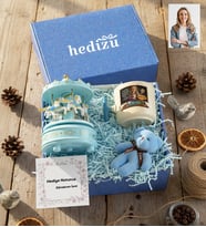 Kişiye Özel Karikatürlü Kadın Öğretmen Hediye Kutusu - Kişiye Özel T Kupa, Atlı Karınca Müzik Kutusu, Peluş Anahtarlık Öğretmenler Günü Hediyesi