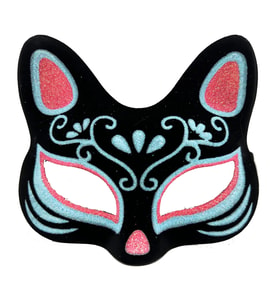 Siyah Renk Süet Kaplama Üzeri Mavi Kırmızı Simli Kedi Maskesi 17x14 cm (5047)